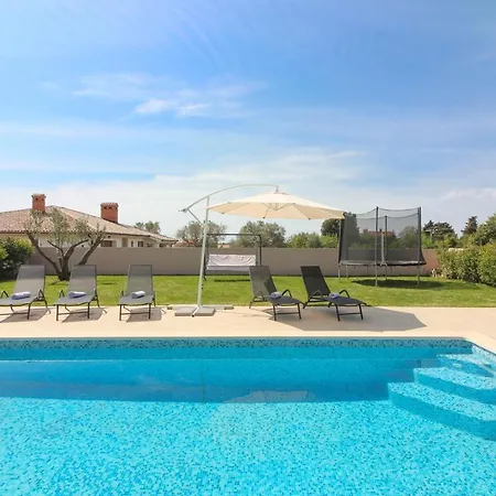 Charming Enjoy With Private Pool In 빌라