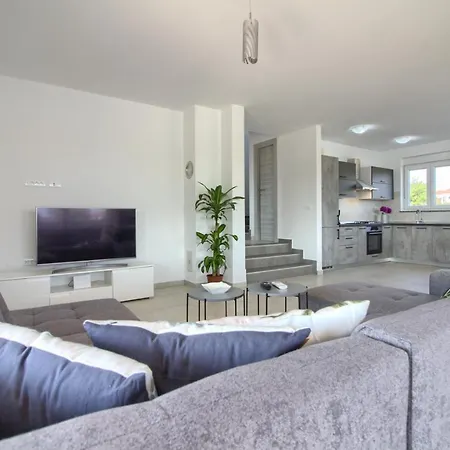 Charming Enjoy With Private Pool In بولا