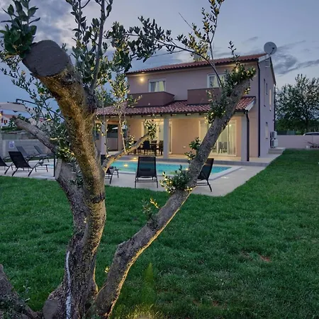 Вилла Charming Enjoy With Private Pool In Пула
