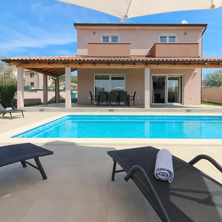 Charming Enjoy With Private Pool In Villa Pula