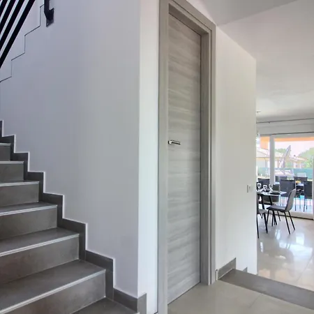 Charming Enjoy With Private Pool In Póla