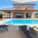 Charming Enjoy With Private Pool In Villa Pula